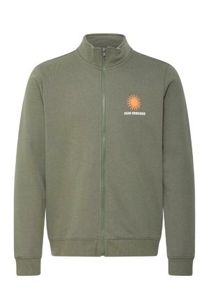 Sudadera de color verde oliva con cremallera completa, puños y dobladillo acanalados, con logotipo de sol naranja y texto "SUN SEEKERS" en el pecho izquierdo.