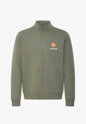 Sweat-shirt zippé olive avec poignets et ourlet côtelés, arborant un logo de soleil orange et le texte "SUN SEEKERS" sur le côté gauche de la poitrine.