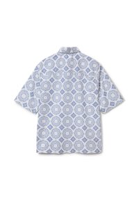 Camisa de manga corta en blanco y azul con un patrón circular y de diamantes. Cuello abotonado, tela ligera y diseño de ajuste relajado.