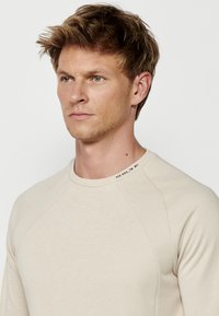 Koroshi Sportska majica - off-white