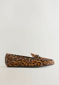 Mocassino in stampa leopardata marrone e nera, con una texture morbida, dettagli cuciti e un accento decorativo a fiocco sulla parte anteriore.