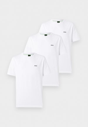 Trois T-shirts blancs de la marque BOSS avec col rond, empilés, chacun arborant un petit logo sur le côté gauche de la poitrine.
