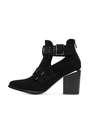 WITH A BLOCK HEEL - Kovbojské/motorkářské kotníkové boty - black