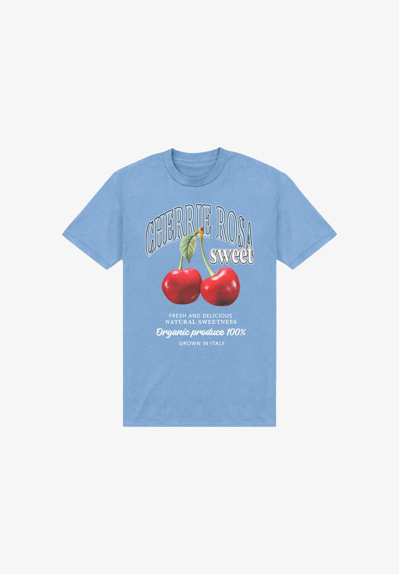 Camiseta de algodón azul claro con un gráfico de cerezas rojas con hojas verdes y texto sobre productos orgánicos cultivados en Italia.