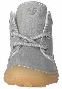 Graue Lederstiefelette mit Schnürverschluss, Gummisohle und dezenten Nähten. Fleecefutter ist am oberen Rand sichtbar.