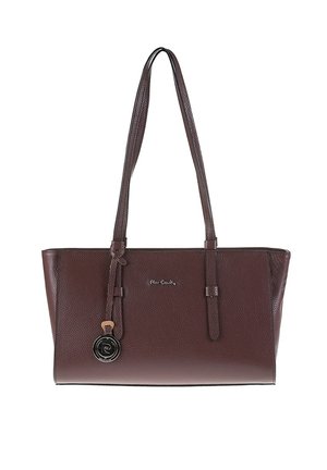 Borsa tote rettangolare in pelle marrone scuro con due lunghe tracolle, logo del marchio discreto e un ciondolo metallico rotondo appeso a una tracolla.