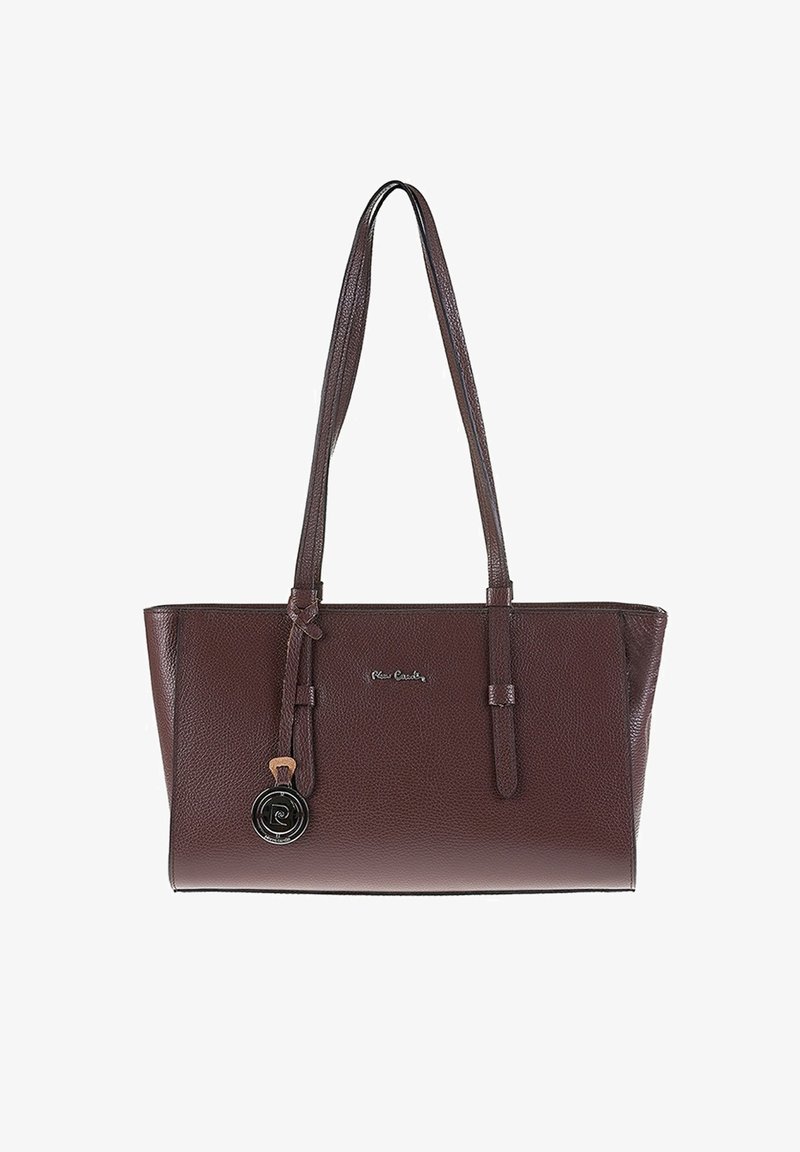 Borsa tote rettangolare in pelle marrone scuro con due lunghe tracolle, logo del marchio discreto e un ciondolo metallico rotondo appeso a una tracolla.