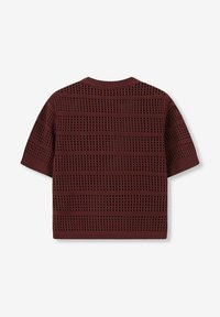 Bordeaux pullover mit kurzen Ärmeln aus Strick mit einem strukturierten Muster aus offenen Löchern und horizontalen Streifen. Rundhals-Ausschnitt, gerippte Kanten.