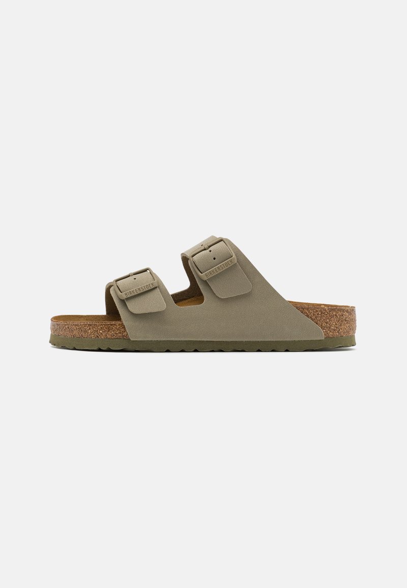 Olivgrünes Schuhwerk mit Kork- und Gummisohle. Verfügt über zwei verstellbare Riemen und ein konturiertes Fußbett für Komfort und Unterstützung.