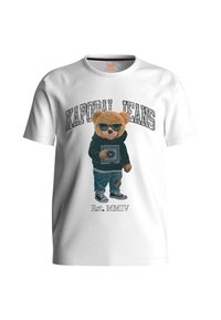 T-shirt blanc avec un motif d'un ours portant des lunettes de soleil, une capuche sombre, un jean et des baskets, avec le texte "KAPORAL JEANS" au-dessus.