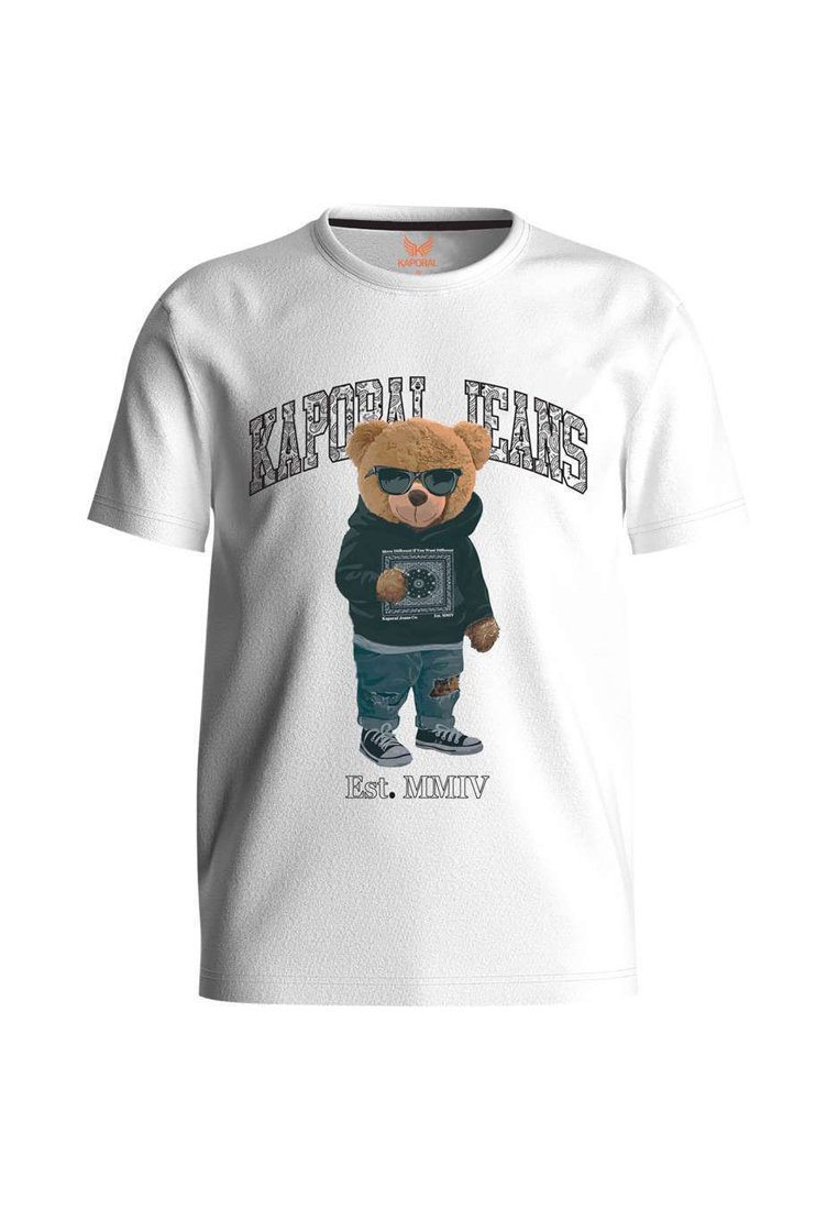T-shirt blanc avec un motif d'un ours portant des lunettes de soleil, une capuche sombre, un jean et des baskets, avec le texte "KAPORAL JEANS" au-dessus.