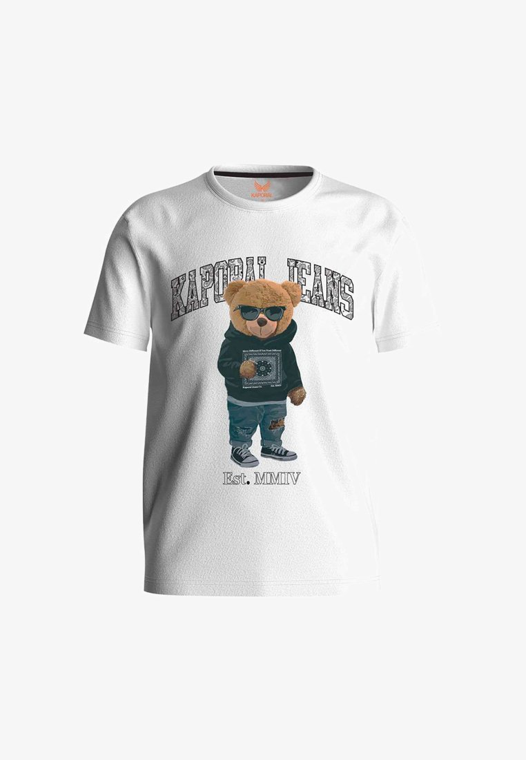 T-shirt blanc avec un motif d'un ours portant des lunettes de soleil, une capuche sombre, un jean et des baskets, avec le texte "KAPORAL JEANS" au-dessus.