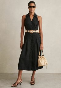 Reiss REGULAR FIT - ANNIE BELTED SLEEVELESS MIDI - Rochie tip cămașă - black