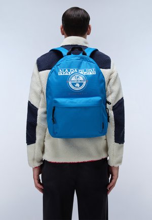 Zaino blu dalla forma arrotondata, con una tasca frontale con zip, grafica del logo e spallacci regolabili, realizzato in tessuto resistente.