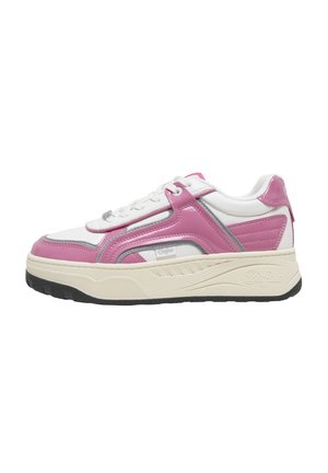 Sneaker bassa bianca e rosa con suola spessa color avorio e battistrada nero, chiusura con lacci e cuciture decorative con sovrapposizioni.