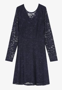 Robe en dentelle à manches longues bleu marine avec un motif floral, taille cintrée et col rond sur fond blanc.