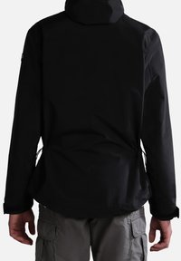 Giacca impermeabile nera con cappuccio, con lacci regolabili e polsini in velcro, caratterizzata da una texture liscia e un design minimalista.