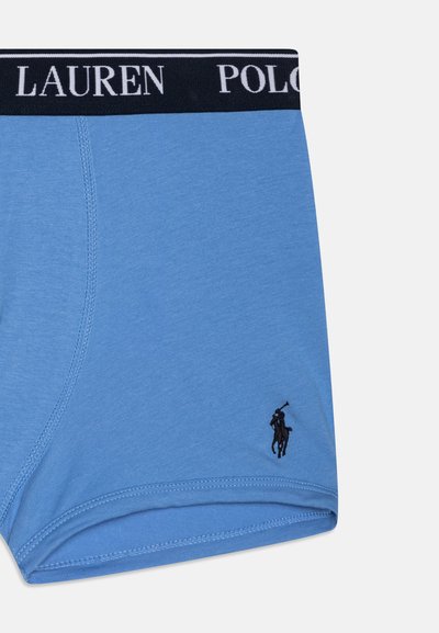 Svetlomodré boxerské šortky s čiernym pásom, na ktorom je napísané "POLO LAUREN", a malým čiernym logom jazdca na dolnej pravej strane.