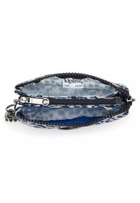 Kipling lynlomme i blå og sort mønster. Har en holdbar stofoverflade, kontrastfyldt lyseblå indvendig og metalhardware.