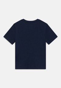 Μπλε ναυτικό βαμβακερό μπλουζάκι με κοντά μανίκια, στρογγυλή λαιμόκοψη και λεία υφή· χωρίς ορατά σχέδια ή γραφικά στην πλάτη.