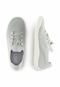 Jasnoszare buty sportowe z teksturowaną cholewką, elastycznymi sznurowadłami i gumową podeszwą z wzorzystym bieżnikiem. Okrągły design noska.