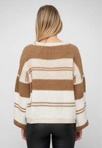 Gestreifter Pullover in Braun und Creme mit lockerer Passform, weit geschnittenen Ärmeln und strukturiertem Strickmaterial. Rippensaum und -bündchen mit Rundhalsdesign.