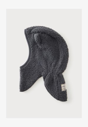 Mørkegrå balaclava foret med fleece, der dækker ørerne, med en lille stoflabel på siden mod en hvid baggrund.