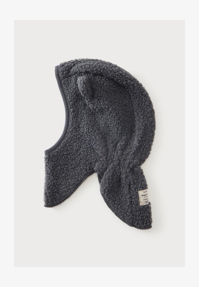 Cagoule gris foncé doublée en polaire avec protection des oreilles et petite étiquette en tissu sur le côté, sur fond blanc.