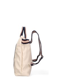 Zaino di colore crema realizzato in materiale texturizzato, con spallacci a righe navy e arancioni, doppi manici superiori e un design minimalista.