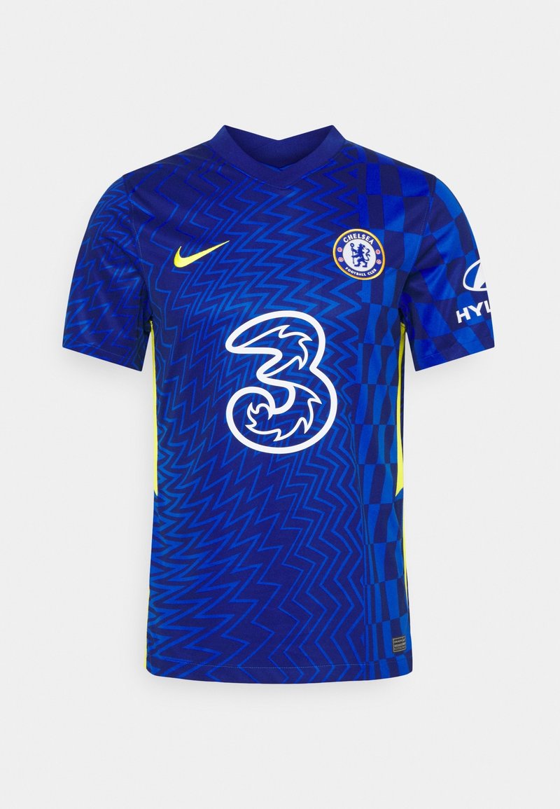 Maillot de football Chelsea bleu avec un motif en zigzag, des accentuations jaunes, un col rond et des logos de sponsors. Fabriqué en tissu respirant.