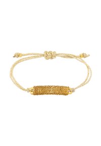 Bransoletka w złotym odcieniu z plecionym wzorem sznurka. W środku znajduje się teksturowany złoty łańcuch. Regulowane zapięcie ze złotymi akcentami.
