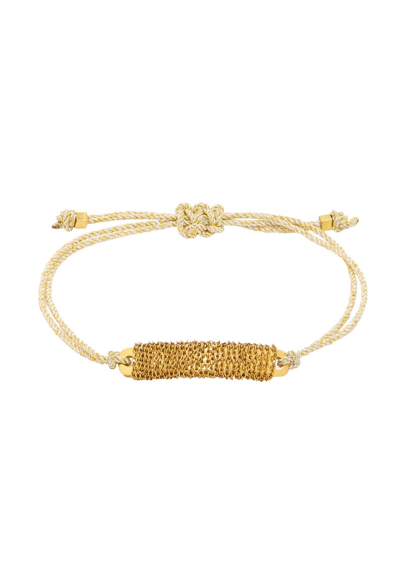 Bransoletka w złotym odcieniu z plecionym wzorem sznurka. W środku znajduje się teksturowany złoty łańcuch. Regulowane zapięcie ze złotymi akcentami.