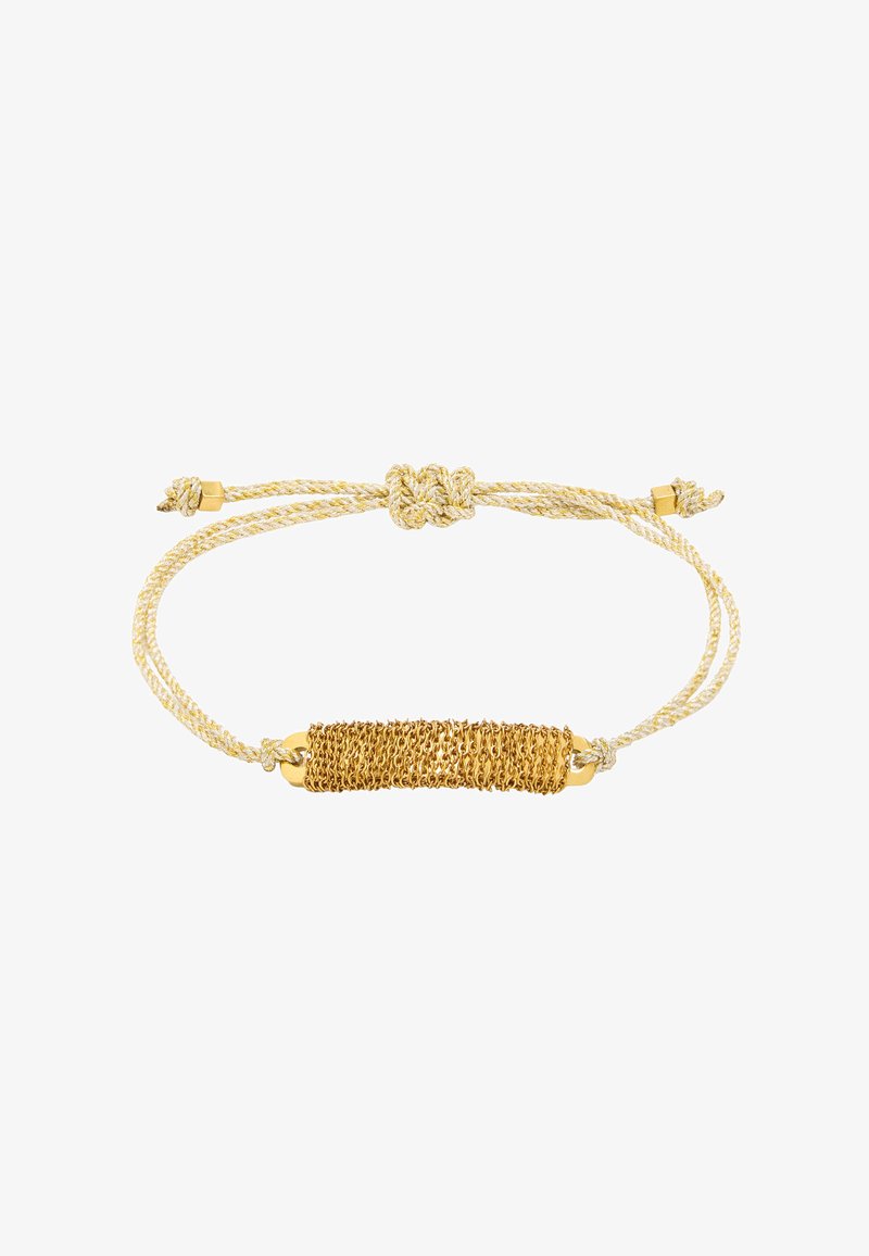 Bransoletka w złotym odcieniu z plecionym wzorem sznurka. W środku znajduje się teksturowany złoty łańcuch. Regulowane zapięcie ze złotymi akcentami.