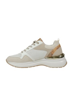 Sneaker beige e bianco realizzato in materiali mesh, sintetici e gomma. Presenta un accento metallico sul tallone e dettagli testurizzati sui lati.