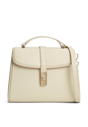 Sac à main rectangulaire beige avec poignée supérieure, rabat avant, fermoir doré et bandoulière amovible sur fond blanc.