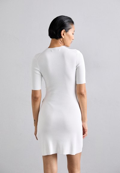 Maje RELLIER - Trikoomekko - blanc