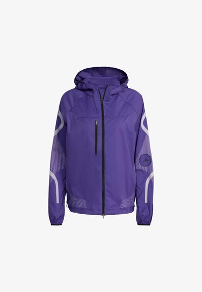 Chaqueta ligera morada con capucha, que cuenta con un cierre frontal de cremallera, detalles reflectantes y paneles laterales con estampado. Fabricada con material resistente al agua.