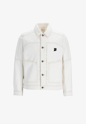 Witte denimjas met een puntige kraag, knoopsluiting, twee voorkruisen en een klein zwart logo-patch op de borst.