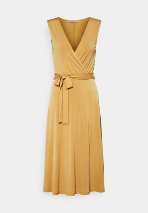 Ärmelloses Midikleid in Senfgelb mit V-Ausschnitt, Wickelstil-Oberteil und gebundenem Stoffgürtel an der Taille.