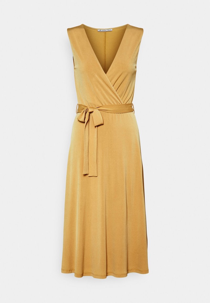 Robe midi jaune moutarde sans manches avec encolure en V, corsage style cache-cœur et ceinture en tissu nouée à la taille.