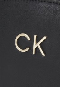Calvin Klein LOCK SEASONAL CROSSBODY  - Axelremsväska - black