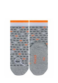 Szare skarpetki w pomarańczowy i czarny wzór, z białym mankietem i logo. Charakteryzują się gładką teksturą oraz zaokrąglonym czubkiem z drobnymi detalami.