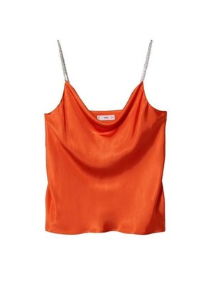 Orangenfarbenes Satincamisole-Top mit drapiertem Ausschnitt und dünnen silbernen Ketten-Schulterträgern, auf weißem Hintergrund dargestellt.