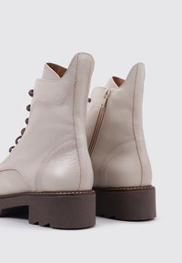 Sandra Fontán BADOLASOTA - Bottines à plateau - beige