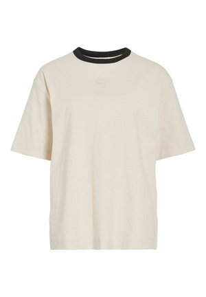 T-shirt beige à manches courtes avec col rond noir et logo brodé discret sur la poitrine, design uni, coupe décontractée.