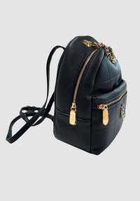 Zaino in pelle nera con finitura testurizzata, zip dorate, dettaglio a catena e tasca frontale con zip. Spallacci regolabili per una maggiore comodità.