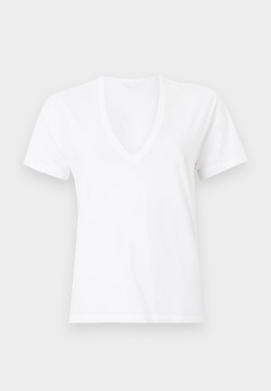 Άσπρο κοντομάνικο T-shirt με λαιμόκοψη V, σε ουδέτερο φόντο, κατασκευασμένο από απαλό, ελαφρύ ύφασμα και με κανονική εφαρμογή.