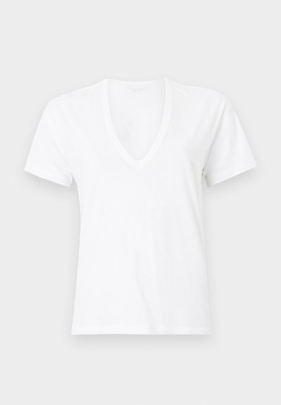 Άσπρο κοντομάνικο T-shirt με λαιμόκοψη V, σε ουδέτερο φόντο, κατασκευασμένο από απαλό, ελαφρύ ύφασμα και με κανονική εφαρμογή.