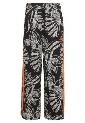 Schwarze weit geschnittene Hose mit weißem Blumenmuster und orangen seitlichen Streifen, mit kleinem orangefarbigen Adidas-Logo am rechten Oberschenkel.