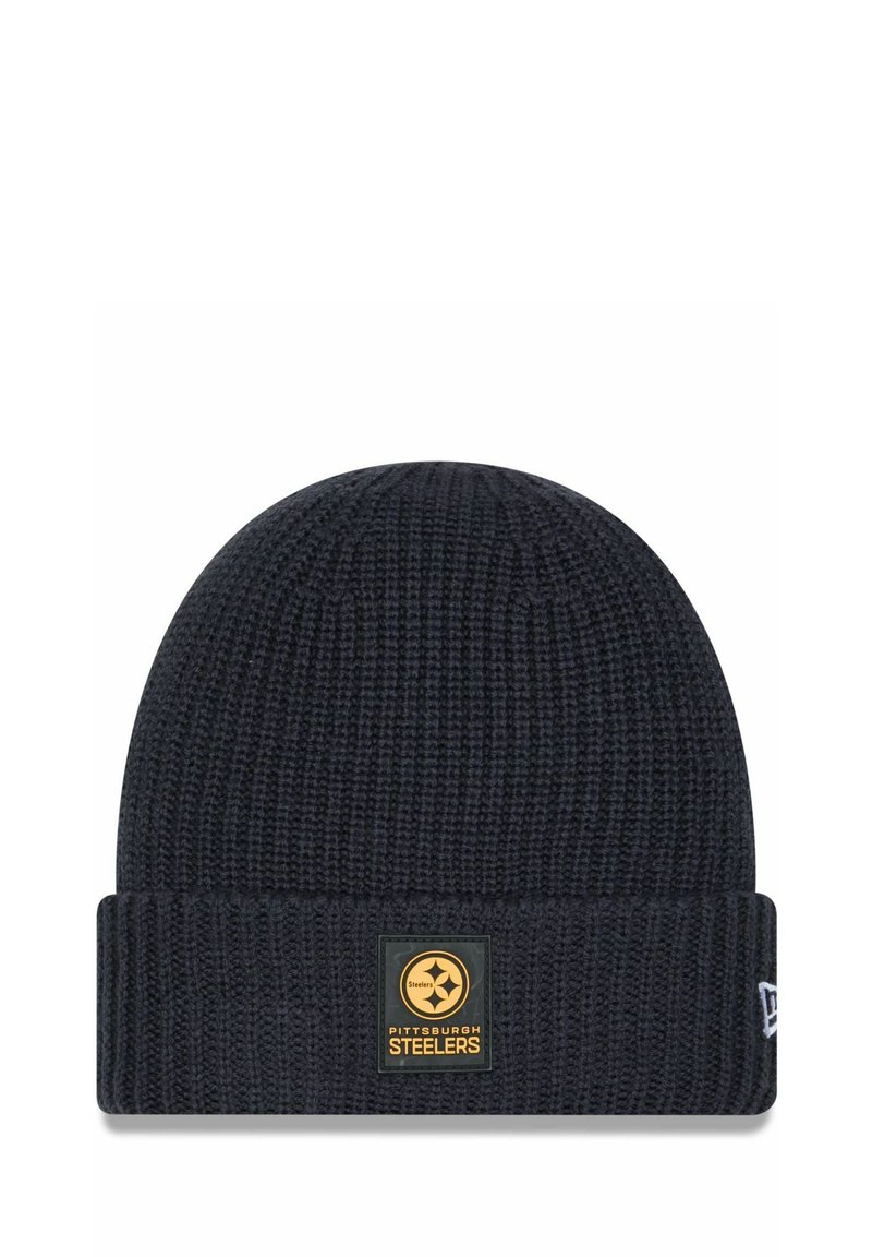 Schwarze Strickmütze mit umgeschlagenem Bund, strukturiertem Stoff und einem quadratischen Logo-Patch mit dem Text "Pittsburgh Steelers" und Emblem.